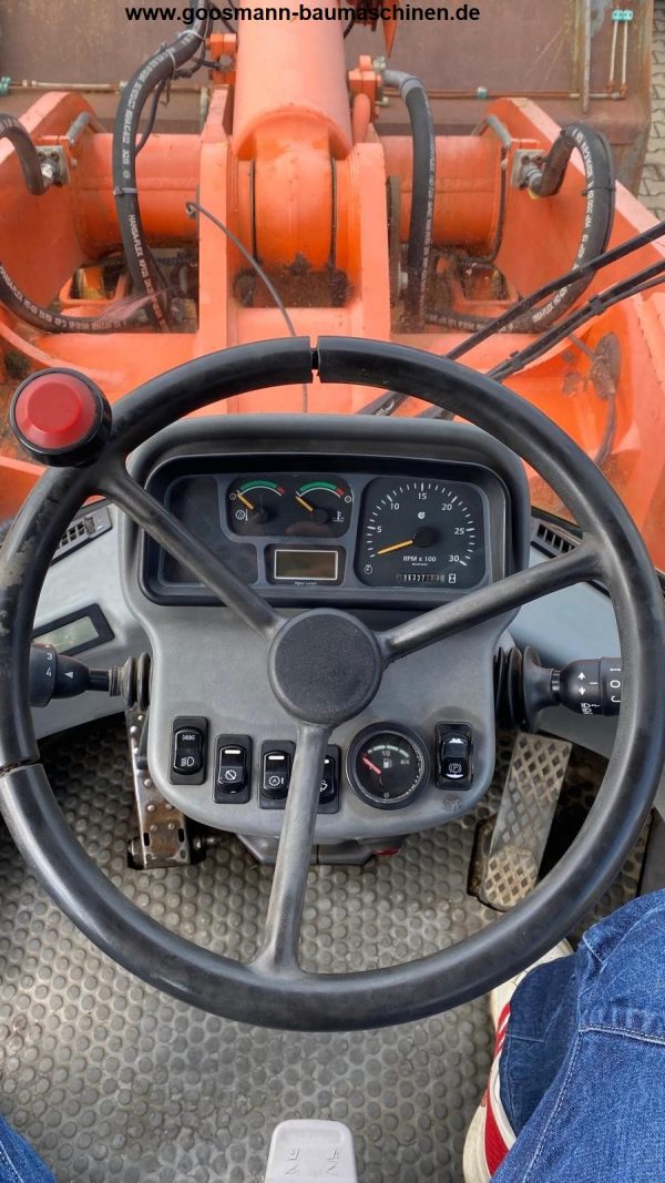 Hitachi LX210E - Image 9
