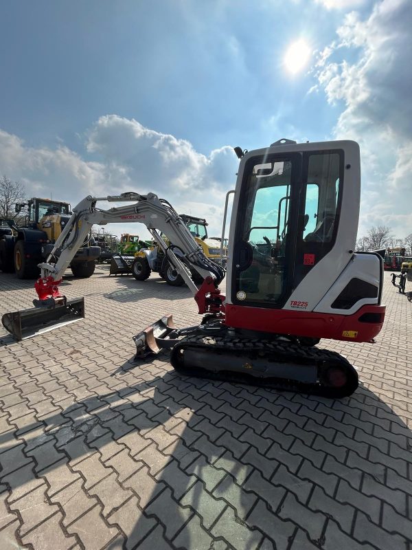 Takeuchi TB225A - Image 16