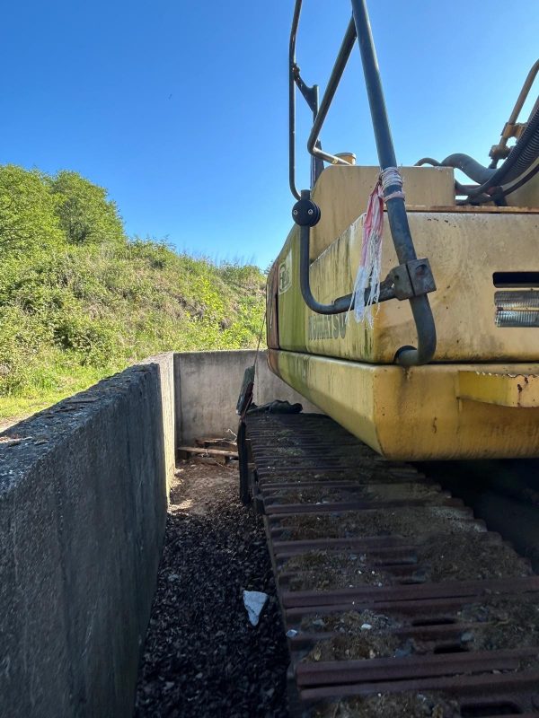 Komatsu PC210 rein als Ersatzteilträger – Bild 2