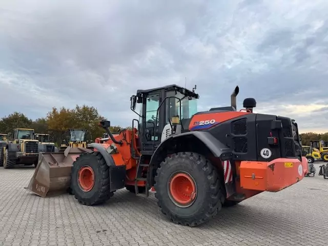 Hitachi ZW250-6 – Bild 2