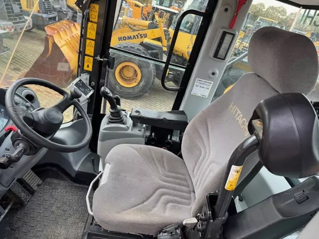 Hitachi ZW250-6 – Bild 11