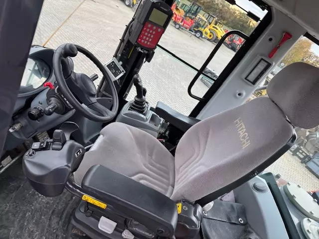 Hitachi ZW250-6 – Bild 12