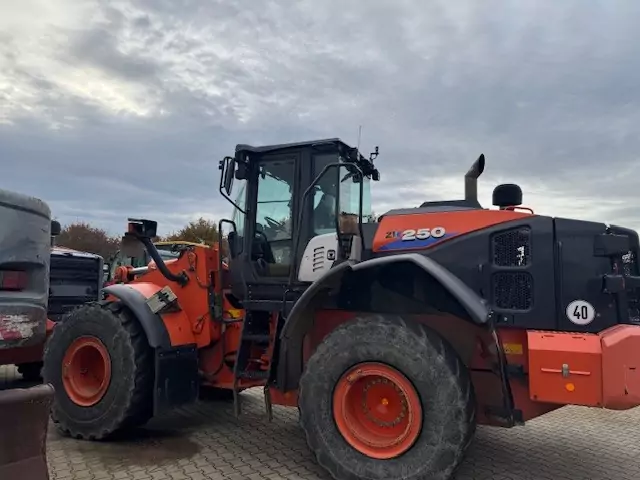 Hitachi ZW250-6 – Bild 7