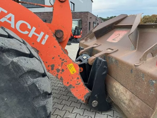 Hitachi ZW250-6 – Bild 7